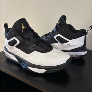 Jordan Stay loyal 3s, Black and White size 11